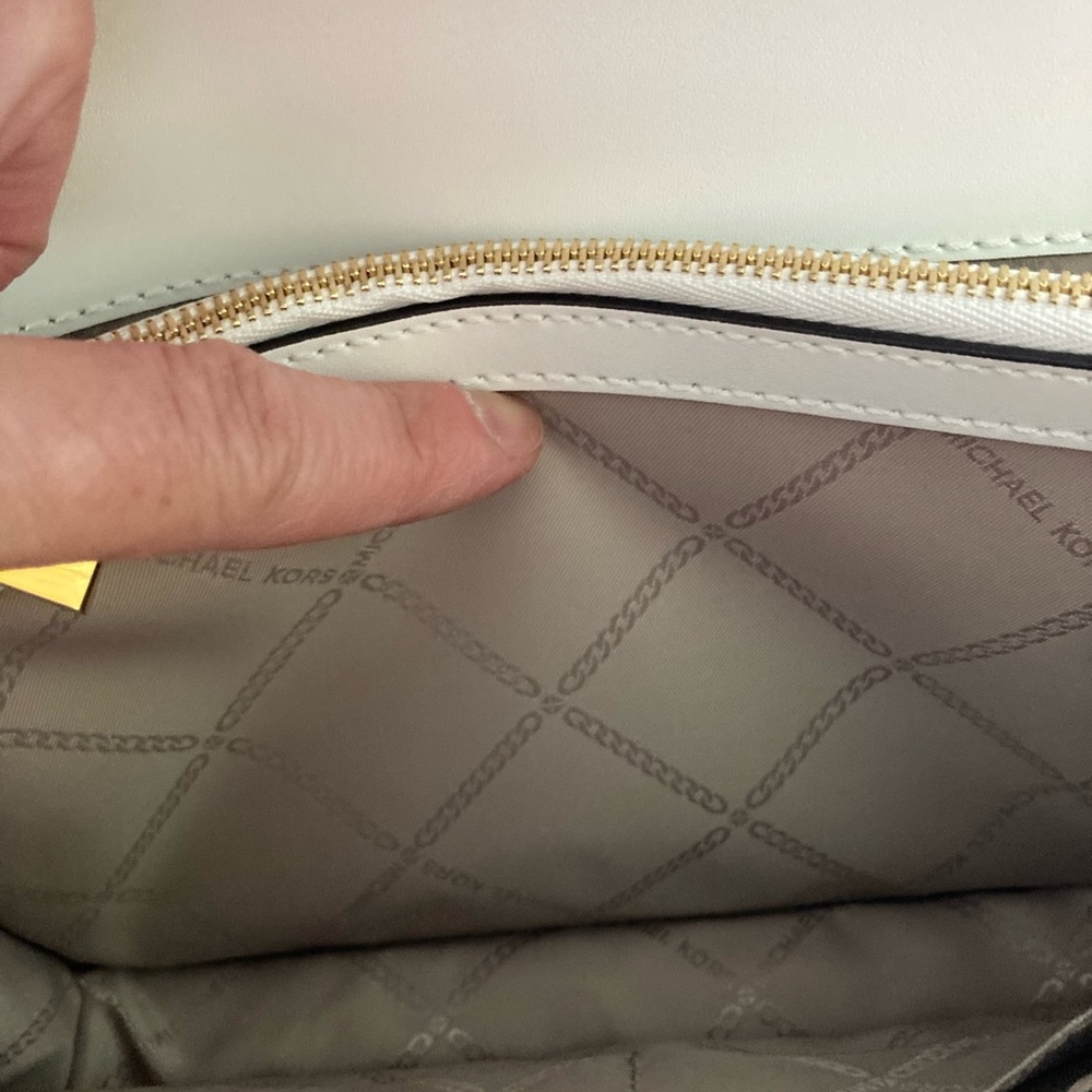 Michael Kors White Leather Shoulder Bag with Gold Chain Strap - Picture 6 of 8